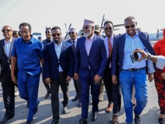 Axmed Madoobe oo yimid magaalada Muqdisho isagoo wata ciidan aad u hubeysan