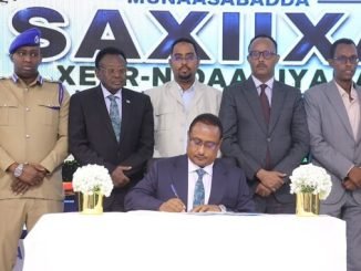 Guddoomiyaha gobolka Banaadir oo saxiixay xeer lagu ilaalinayo nadaafadda iyo deegaanka Muqdisho