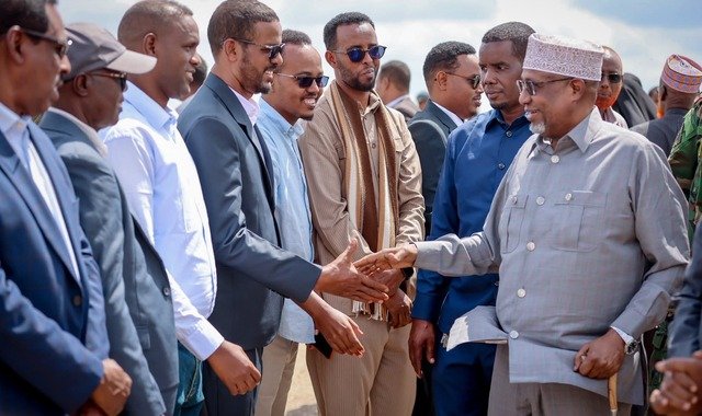 Wafdi uu hoggaaminayo Sheekh Aadan Madoobe oo maanta dib ugu laabtay magaalada Baydhabo