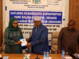 Sheekh Aadan Madoobe oo si rasmi ah isaga wareejiyay xilka guddoomiyaha golaha shacabka