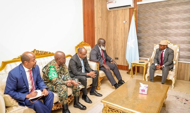 Wasiirka gaashaandhigga oo kulan la yeeshay wakiilka guddoomiyaha midowga Afrika ee Soomaaliya