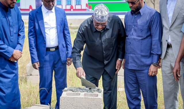 Sheekh Aadan Madoobe oo dhagax dhigay masjid laga dhisayo xarunta madaxtooyada Baydhabo