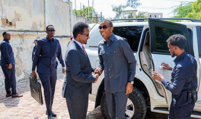 Ra'iisul wasaaraha Soomaaliya oo dhagax dhigay xarunta cusub ee wasaaradda ganacsiga