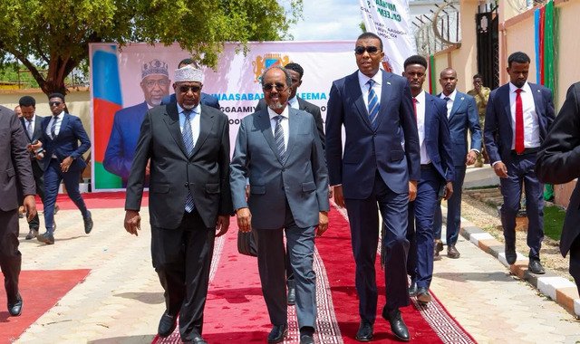 Madaxweyne Xasan Sheekh oo Baydhabo kaga qeyb galay xafladda caleemo-saarka Sheekh Aadan Madoobe