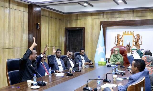 Guddiga doorashada guddoomiyaha golaha shacabka oo qaab gacan-taag ah ku doortay guddoomiye cusub