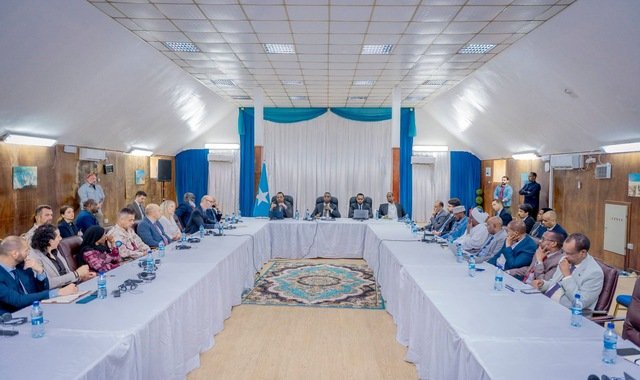 Guddiga madaxa-bannaan ee doorashooyinka oo kulan la yeeshay wakiillo ka socda beesha caalamka