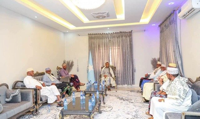 Ra'iisul wasaaraha Soomaaliya oo kulan muhiim ah la yeeshay isimada dhaqanka Waqooyi Bari