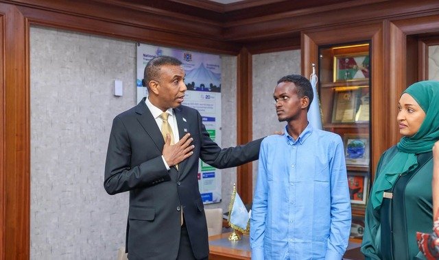 Ra'iisul wasaaraha Soomaaliya oo la kulmay ardaygii kaalinta 1aad ka galay imtixaanka dugsiyada sare
