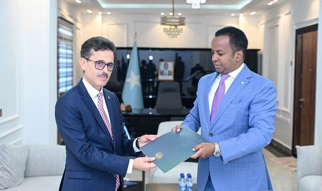 Wasiirka arrimaha dibadda oo waraaqaha aqoonsiga safiirnimo ka guddoomay safiirka cusub ee Aljeeriya