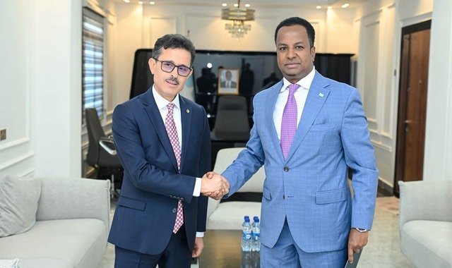 Wasiirka arrimaha dibadda oo waraaqaha aqoonsiga safiirnimo ka guddoomay safiirka cusub ee Aljeeriya
