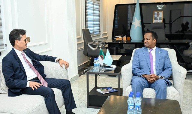 Wasiirka arrimaha dibadda oo waraaqaha aqoonsiga safiirnimo ka guddoomay safiirka cusub ee Aljeeriya