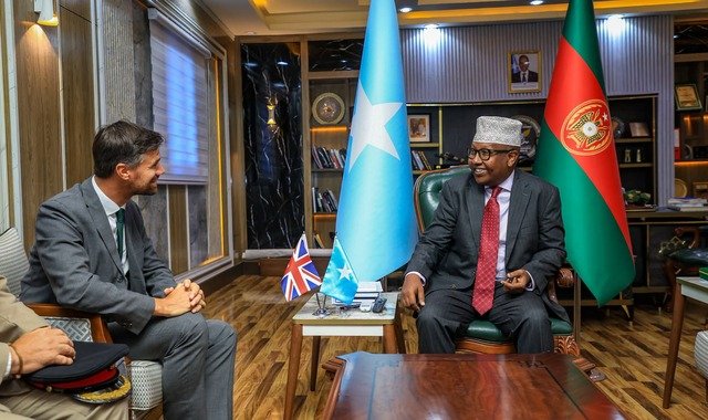 Wasiir Fiqi oo xafiiskiisa ku qaabilay safiirka Ingiriiska u fadhiya Soomaaliya