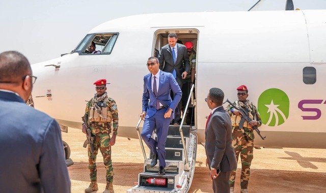 Ra'iisul wasaare Xamse iyo wafdi uu hoggaaminayo oo gaaray magaalada Laascaanood (SAWIRRO)