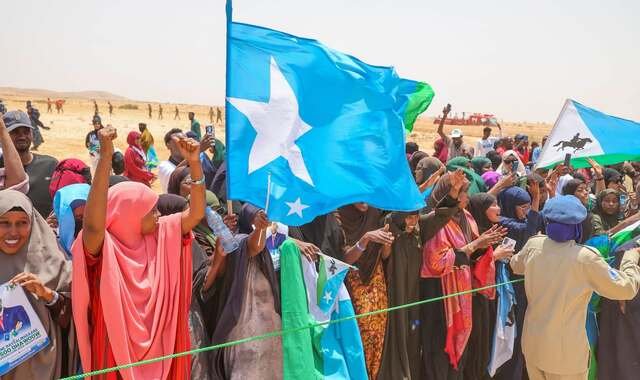 Ra'iisul wasaare Xamse iyo wafdi uu hoggaaminayo oo gaaray magaalada Laascaanood (SAWIRRO)