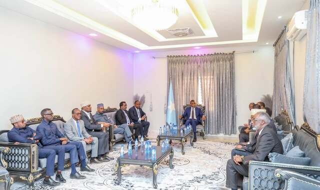 Ra'iisul wasaare Xamse iyo wafdi uu hoggaaminayo oo gaaray magaalada Laascaanood (SAWIRRO)