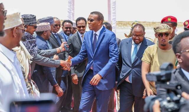 Ra'iisul wasaare Xamse iyo wafdi uu hoggaaminayo oo gaaray magaalada Laascaanood (SAWIRRO)