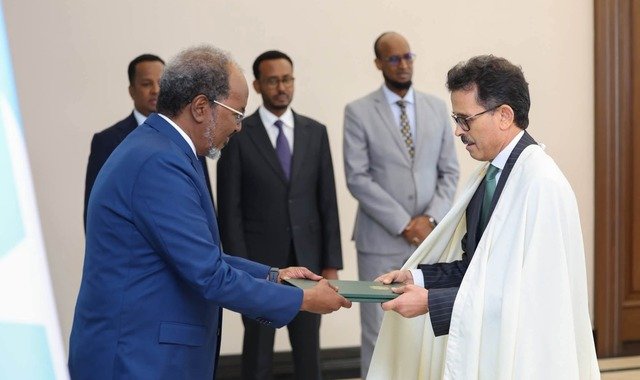 Madaxweyne Xasan Sheekh oo waraaqaha aqoonsiga ka guddoomay toddobo safiir oo cusub