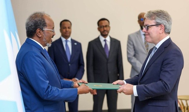 Madaxweyne Xasan Sheekh oo waraaqaha aqoonsiga ka guddoomay toddobo safiir oo cusub