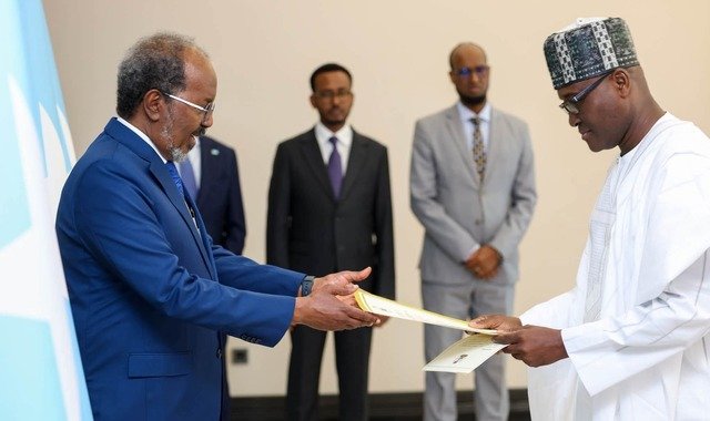 Madaxweyne Xasan Sheekh oo waraaqaha aqoonsiga ka guddoomay toddobo safiir oo cusub