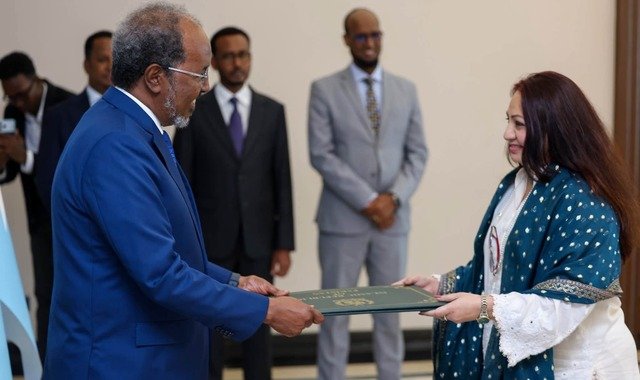 Madaxweyne Xasan Sheekh oo waraaqaha aqoonsiga ka guddoomay toddobo safiir oo cusub