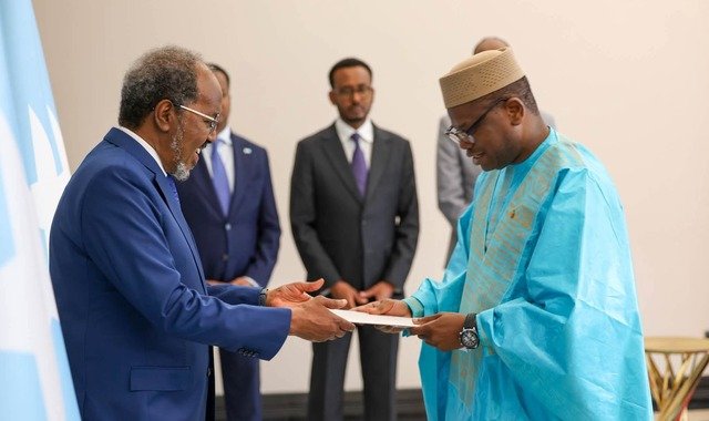 Madaxweyne Xasan Sheekh oo waraaqaha aqoonsiga ka guddoomay toddobo safiir oo cusub