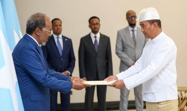 Madaxweyne Xasan Sheekh oo waraaqaha aqoonsiga ka guddoomay toddobo safiir oo cusub
