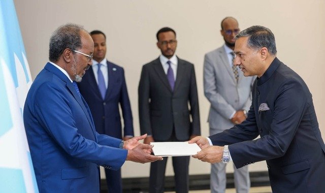 Madaxweyne Xasan Sheekh oo waraaqaha aqoonsiga ka guddoomay toddobo safiir oo cusub
