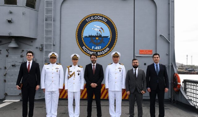 Markab dagaal oo uu leeyahay Turkiga oo soo gaaray dekedda magaalada Muqdisho