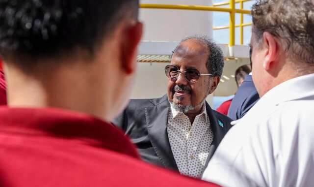 Madaxweyne Xasan Sheekh oo kormeeray markabkii Turkiga ee shidaalka ka qodaya biyaha Soomaaliya