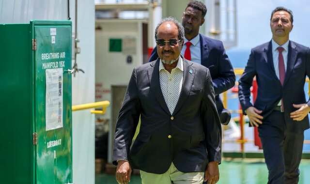 Madaxweyne Xasan Sheekh oo kormeeray markabkii Turkiga ee shidaalka ka qodaya biyaha Soomaaliya