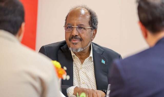 Madaxweyne Xasan Sheekh oo kormeeray markabkii Turkiga ee shidaalka ka qodaya biyaha Soomaaliya